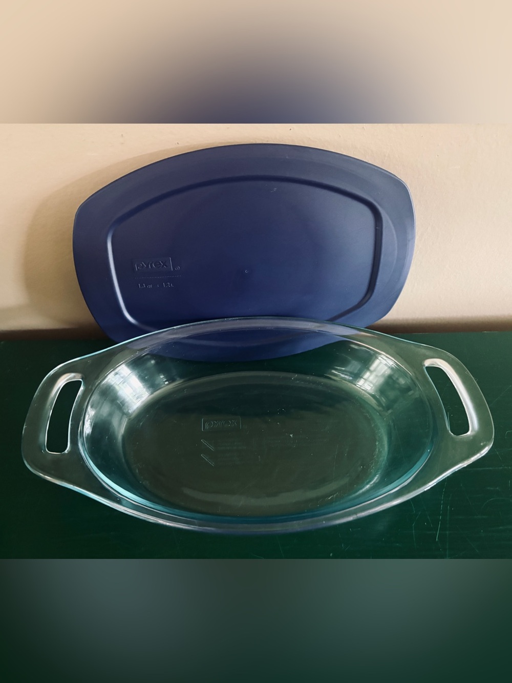 Pyrex 1.3 Quart / 1.2 Liter Oval Glass Casserole Dish with Blue Lid